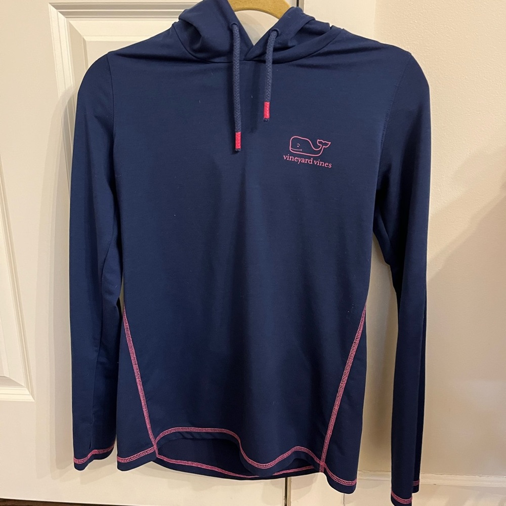 Small Vineyard Vines performance hoodie. Navy blue, pink. Small back pocket.